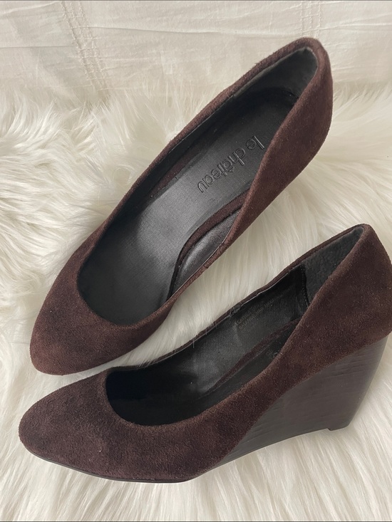 le chateau Shoes - NWT - Le Chateu Brown Suede Wedge - Sz7